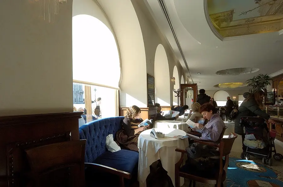 Il Caffè degli Specchi e i grandi caffè di Trieste: dove Stendhal, Joyce e Svevo hanno scritto la storia
